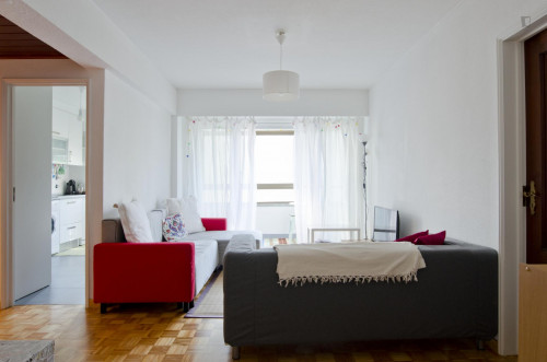 Twin bedroom in a pleasant 3-bedroom flat in Telheiras - Gallery - 23
