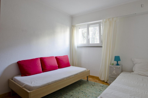 Twin Bedroom In A Pleasant 3-Bedroom Flat In Telheiras - 2