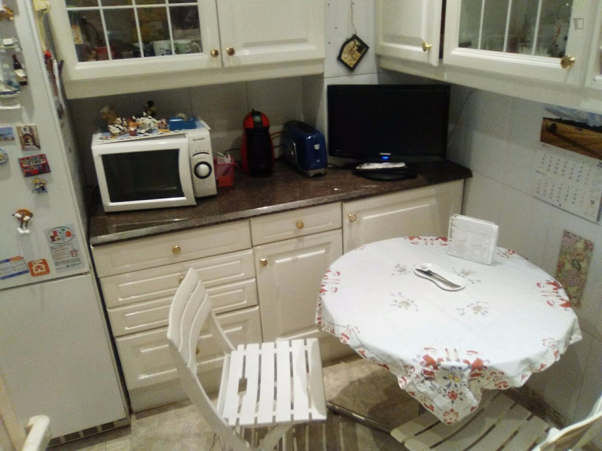 Single bedroom, in 4-bedroom apartment