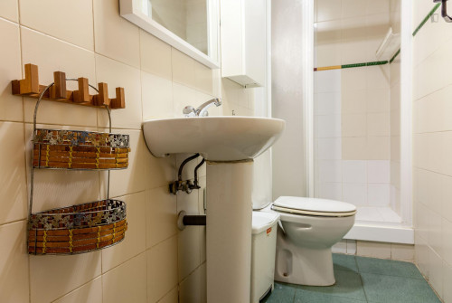 Single bedroom in huge 9-bedroom apartment near Plaza Tirso de Molina - Gallery - 10