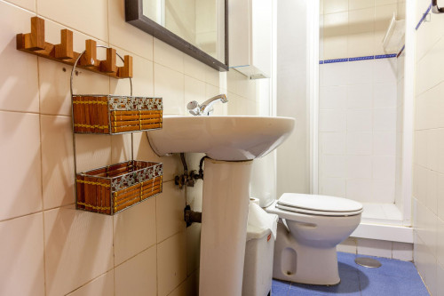 Single bedroom in huge 9-bedroom apartment near Plaza Tirso de Molina - Gallery - 8