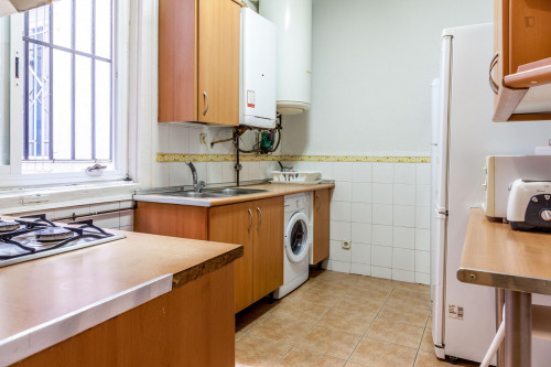 Single bedroom in huge 9-bedroom apartment near Plaza Tirso de Molina - Gallery - 7