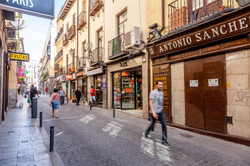 Single bedroom in huge 9-bedroom apartment near Plaza Tirso de Molina - Gallery - 11