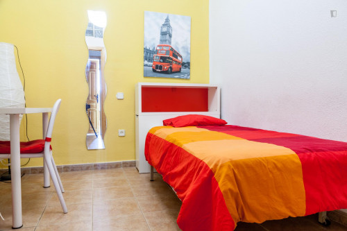Single Bedroom In Huge 9-Bedroom Apartment Near Plaza Tirso De Molina - 1
