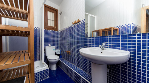 Single bedroom in a grand 8-bedroom flat in Embajadores - Gallery - 9
