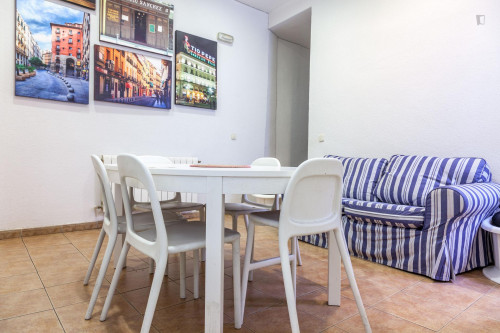 Cool single bedroom in huge 9-bedroom apartment near Plaza Tirso de Molina - Gallery - 5
