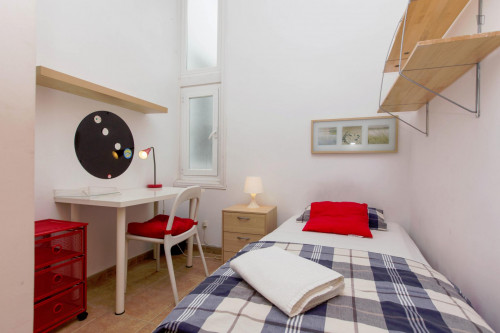 Cool single bedroom in huge 9-bedroom apartment near Plaza Tirso de Molina  - Gallery -  3