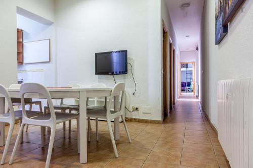 Cozy single bedroom in huge 9-bedroom apartment near Plaza Tirso de Molina