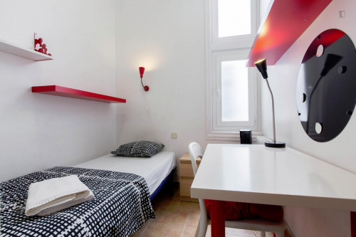 Cozy single bedroom in huge 9-bedroom apartment near Plaza Tirso de Molina  - Gallery -  1