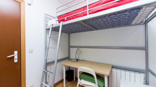 Interesting single bedroom with a balcony, in Embajadores