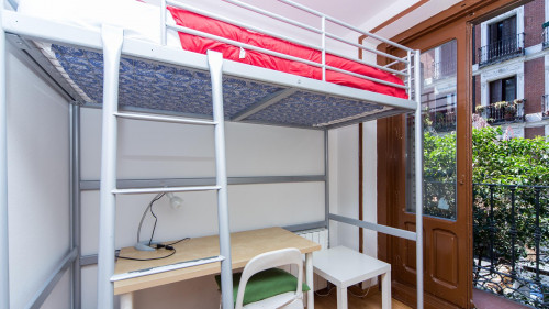 Interesting single bedroom with a balcony, in Embajadores