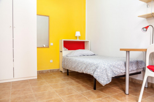 Single bedroom in cool 9-bedroom flat near Plaza Tirso de Molina