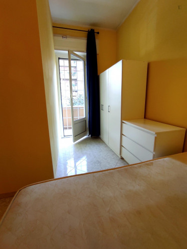 Cool single bedroom in 7-bedroom apartment  - Gallery -  1