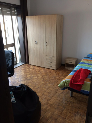 Sunny double bed near Polo University section, metro and bus transportation - Gallery - 15