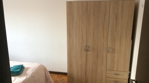 Sunny double bed near Polo University section, metro and bus transportation - Gallery - 5