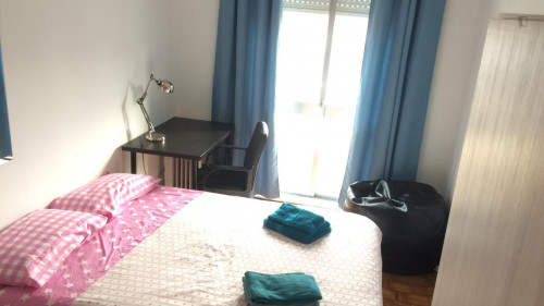 Sunny double bed near Polo University section, metro and bus transportation - Gallery - 4