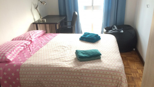 Sunny Double Bed Near Polo University Section, Metro And Bus Transportation - 1