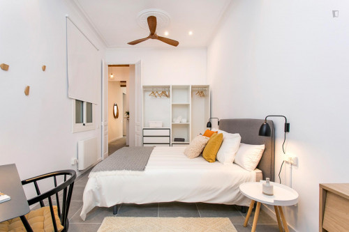 Fantastic 2-bedroom apartment near Urgell metro station