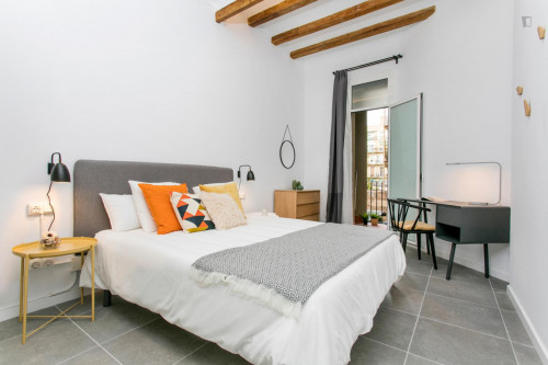 Fantastic 2-bedroom apartment near Urgell metro station
