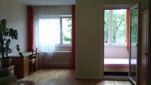 Bright 1-bedroom apartment close to the Richard-Wagner-Platz metro station