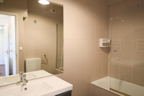Bright Single Bedroom in Benfica - Gallery - 13