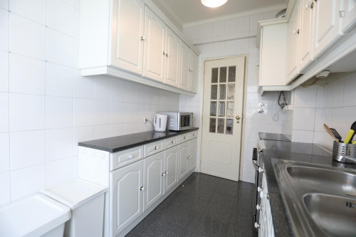 Bright Single Bedroom in Benfica