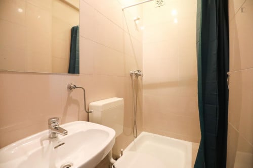 Bright Single Bedroom in Benfica