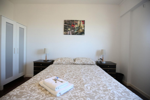 Enjoyable double bedroom, in a 6-bedroom apartment, in Olaias  - Gallery -  3