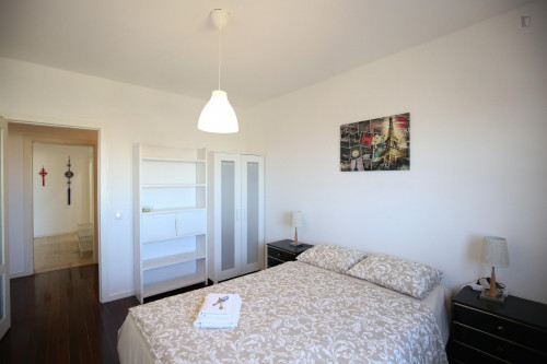 Enjoyable double bedroom, in a 6-bedroom apartment, in Olaias - Gallery - 27