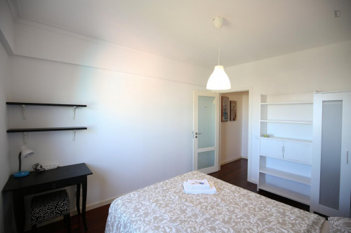 Enjoyable double bedroom, in a 6-bedroom apartment, in Olaias - Gallery - 28