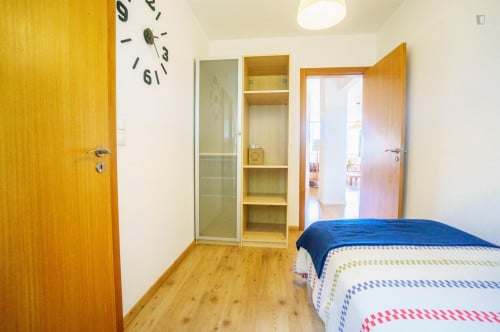 Luminous single ensuite bedroom in well-serviced Alfragide - Gallery - 2