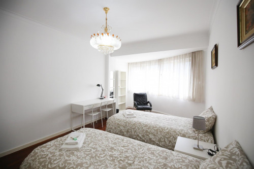 Splendid twin bedroom, in a 6-bedroom apartment in residential Olaias  - Gallery -  2