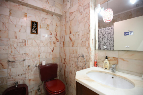 Splendid twin bedroom, in a 6-bedroom apartment in residential Olaias - Gallery - 8