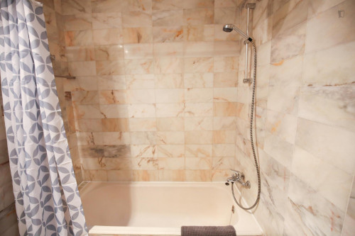 Splendid twin bedroom, in a 6-bedroom apartment in residential Olaias