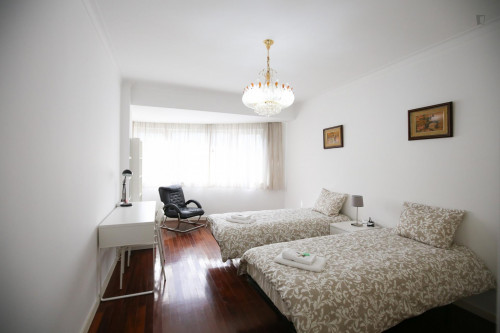 Splendid twin bedroom, in a 6-bedroom apartment in residential Olaias  - Gallery -  1