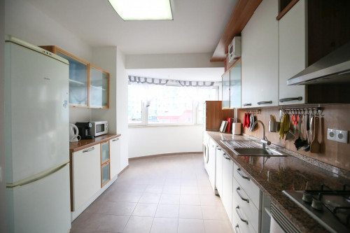Splendid twin bedroom, in a 6-bedroom apartment in residential Olaias - Gallery - 40
