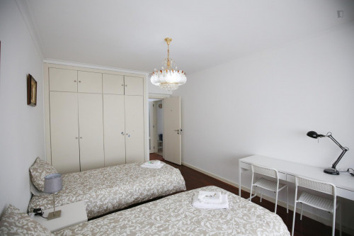 Splendid twin bedroom, in a 6-bedroom apartment in residential Olaias - Gallery - 29