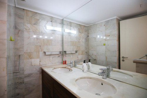 Splendid twin bedroom, in a 6-bedroom apartment in residential Olaias