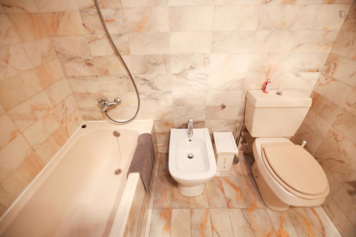 Splendid twin bedroom, in a 6-bedroom apartment in residential Olaias
