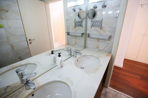 Splendid twin bedroom, in a 6-bedroom apartment in residential Olaias - Gallery - 6