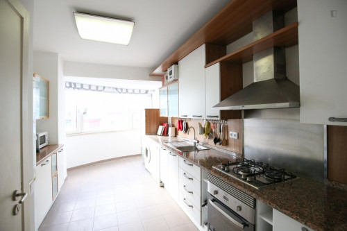 Splendid twin bedroom, in a 6-bedroom apartment in residential Olaias - Gallery - 39