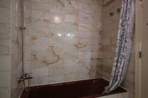 Splendid twin bedroom, in a 6-bedroom apartment in residential Olaias - Gallery - 16