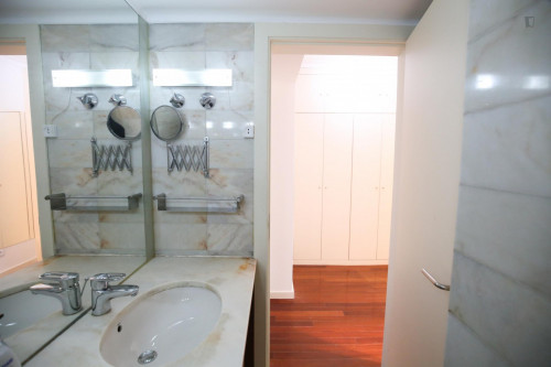 Splendid twin bedroom, in a 6-bedroom apartment in residential Olaias - Gallery - 7