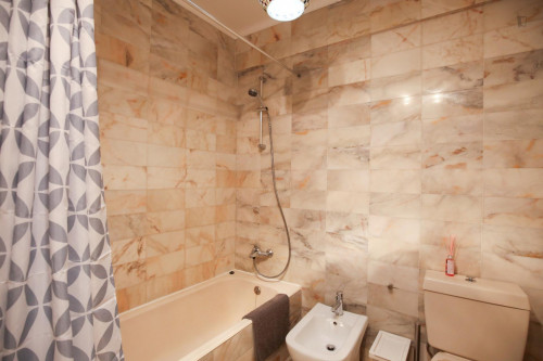 Splendid twin bedroom, in a 6-bedroom apartment in residential Olaias - Gallery - 46