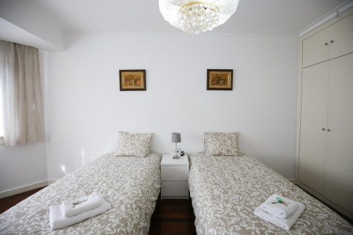 Splendid twin bedroom, in a 6-bedroom apartment in residential Olaias - Gallery - 27