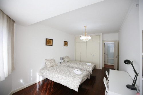 Splendid twin bedroom, in a 6-bedroom apartment in residential Olaias - Gallery - 28