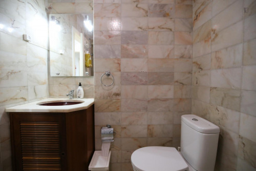 Splendid twin bedroom, in a 6-bedroom apartment in residential Olaias - Gallery - 15