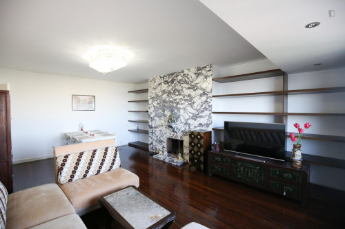 Splendid twin bedroom, in a 6-bedroom apartment in residential Olaias - Gallery - 33