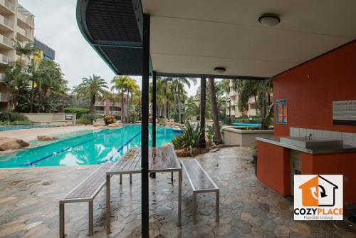 Inner City Resort Style - Gallery - 12