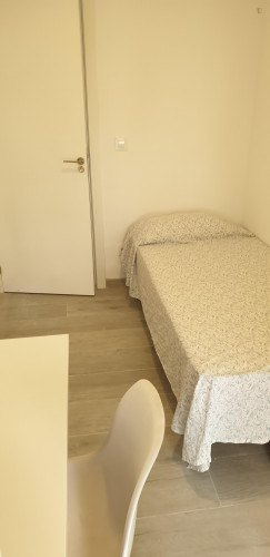 Cosy single bedroom in a student flat, in Puerta del Ángel